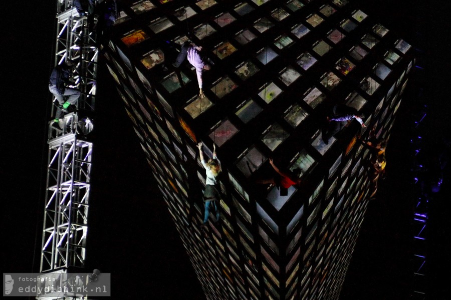 2013-07-04 Wired Aerial Theatre - As The World Tipped (Deventer Op Stelten) 015